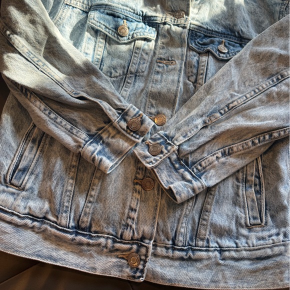 GAP Denim Light Wash Jacket - Picture 4 of 9